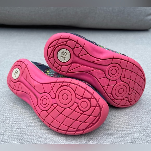 Super Adorable Stride Rite Everyday Sneakers - Picture 5 of 10